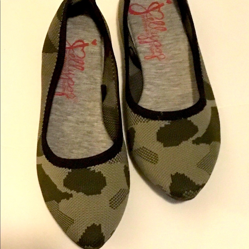Flates- Cute plus brand new size 8